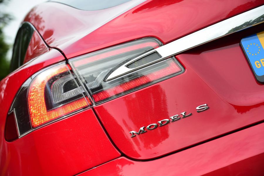 Детали экстерьера Tesla Model S 100D 2017 года  (UK) (фото 9 из 12)